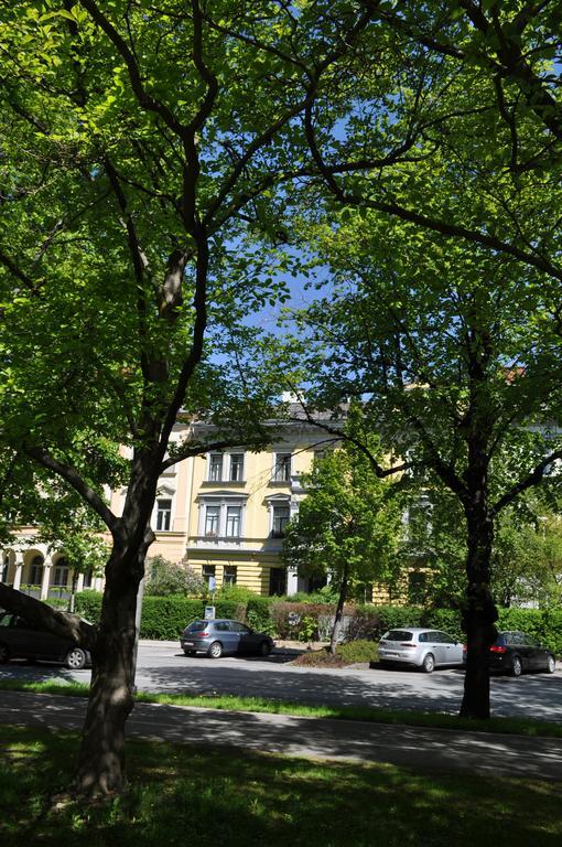 Ferienwohnung Im Univiertel Mit Garten Graz Exteriör bild